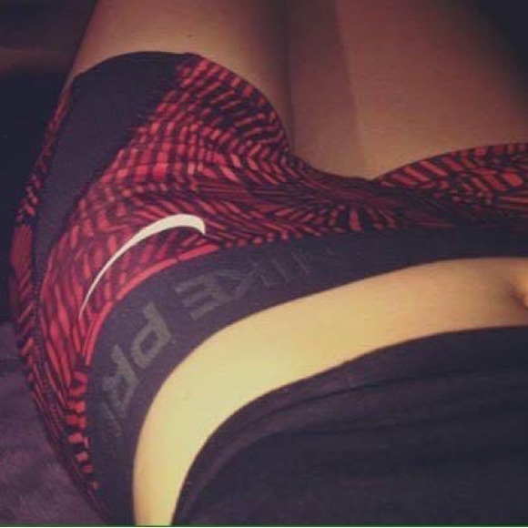 Nike Pants - Nike ➰ ladies black red shorts abstract pattern w mesh sides XS